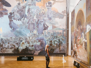 Příznivce Alfonse Muchy letos čeká řada výstav. Malířovy fotografie budou vystaveny na Moravě i na Slovensku