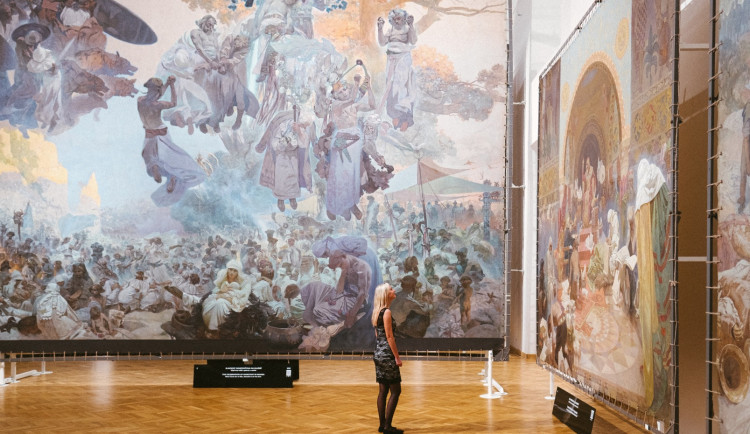 Příznivce Alfonse Muchy letos čeká řada výstav. Malířovy fotografie budou vystaveny na Moravě i na Slovensku