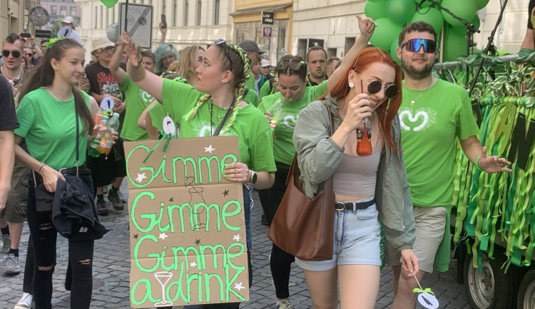VIDEO: V Brně propukly majálesové oslavy. Do bujarého průvodu plného hudby se zapojily tisíce lidí