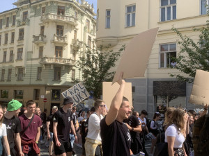 VIDEO: V Brně propukly majálesové oslavy. Do bujarého průvodu plného hudby se zapojily tisíce lidí