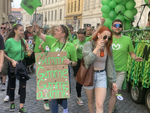 VIDEO: V Brně propukly majálesové oslavy. Do bujarého průvodu plného hudby se zapojily tisíce lidí