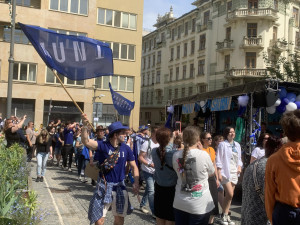 VIDEO: V Brně propukly majálesové oslavy. Do bujarého průvodu plného hudby se zapojily tisíce lidí