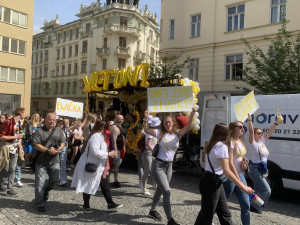 VIDEO: V Brně propukly majálesové oslavy. Do bujarého průvodu plného hudby se zapojily tisíce lidí