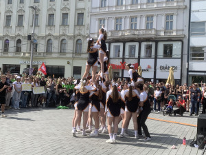 VIDEO: V Brně propukly majálesové oslavy. Do bujarého průvodu plného hudby se zapojily tisíce lidí