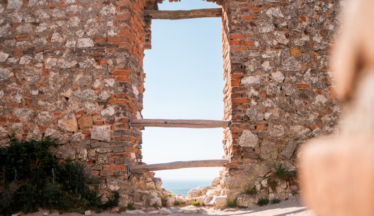 Jihomoravský kraj přispěje na opravu zříceniny hradu Děvičky nad Pavlovem, dosud ji památkáři opravují na vlastní pěst