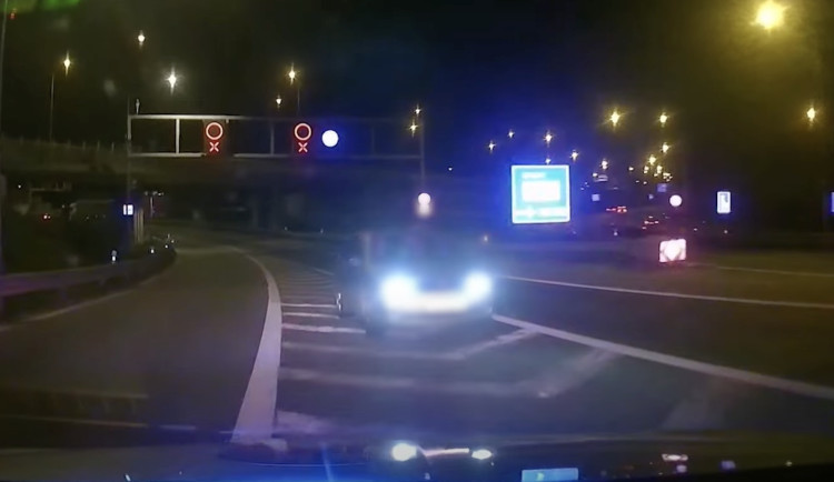 VIDEO: Mladý řidič projížděl Královopolským tunelem v protisměru. Dojel přímo před policejní auto