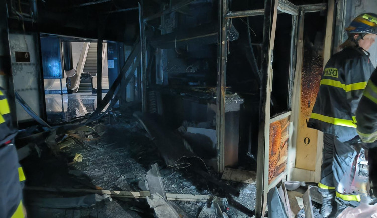 Podchod pod brněnským nádražím je po požáru kompletně uzavřený