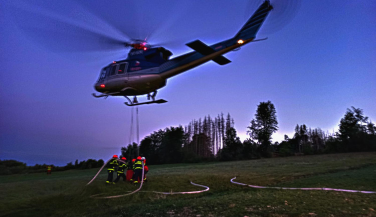 U Brna hořel les. S hašením pomáhal i vrtulník s bambi vakem