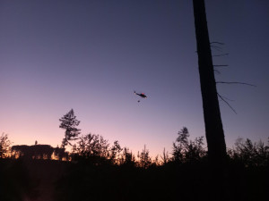 U Brna hořel les. S hašením pomáhal i vrtulník s bambi vakem