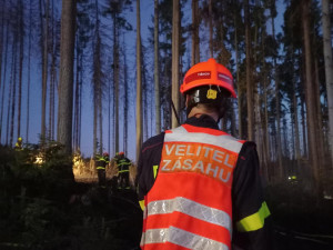 U Brna hořel les. S hašením pomáhal i vrtulník s bambi vakem