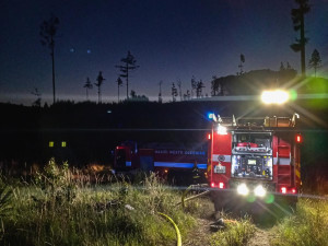 U Brna hořel les. S hašením pomáhal i vrtulník s bambi vakem