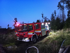 U Brna hořel les. S hašením pomáhal i vrtulník s bambi vakem