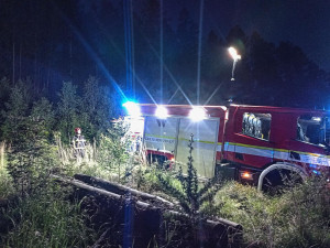 U Brna hořel les. S hašením pomáhal i vrtulník s bambi vakem