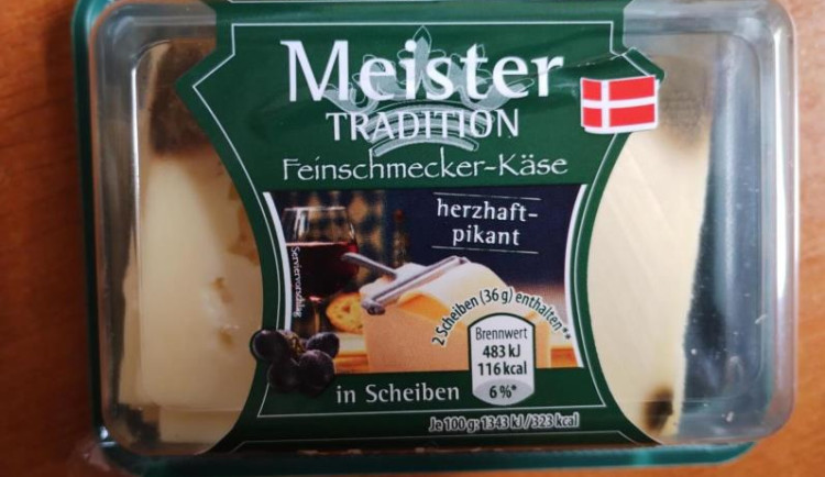 V kyjovském obchodě potravináři našli nebezpečné sýry. Na obale jedné z potravin chybělo české označení