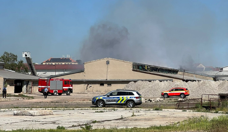 Na Břeclavsku hoří střecha nevyužívané zemědělské budovy. Hasiči vyhlásili druhý stupeň poplachu