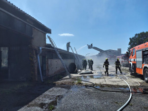 Na Břeclavsku hořela střecha nevyužívané zemědělské budovy. Hasiči vyhlásili druhý stupeň poplachu