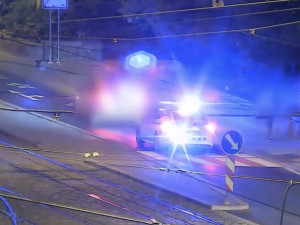 VIDEO: Muž popíjel pivo u auta, pak sedl za volant a rozjel se. Po chvíli ho zastavili strážníci