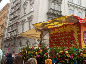 VIDEO: Centrem Brna prošli lidé, kteří oslavovali indického boha Krišnu. Doprovázel je obrovský nazdobený vůz