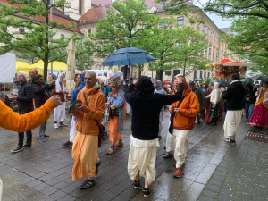VIDEO: Centrem Brna prošli lidé, kteří oslavovali indického boha Krišnu. Doprovázel je obrovský nazdobený vůz