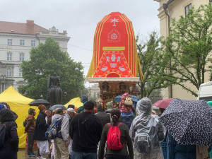 VIDEO: Centrem Brna prošli lidé, kteří oslavovali indického boha Krišnu. Doprovázel je obrovský nazdobený vůz