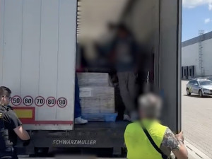 VIDEO: Z kamionu v Brně vyskákalo devět Afričanů. Prozradili se podivným hlukem