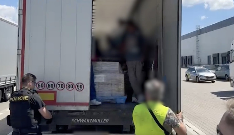 VIDEO: Z kamionu v Brně vyskákalo devět Afričanů. Prozradili se podivným hlukem