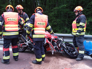 Jihomoravští hasiči v sobotu zasahovali u deseti nehod. Z příkopu vyprošťovali motorkáře po střetu s dodávkou