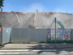 VIDEO: Dělníci začali s demolicí nádražní budovy v brněnském Králově Poli