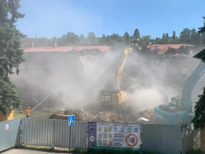 VIDEO: Dělníci začali s demolicí nádražní budovy v brněnském Králově Poli