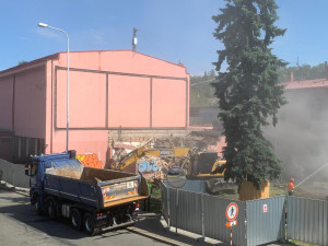 VIDEO: Dělníci začali s demolicí nádražní budovy v brněnském Králově Poli