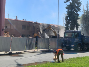 VIDEO: Dělníci začali s demolicí nádražní budovy v brněnském Králově Poli