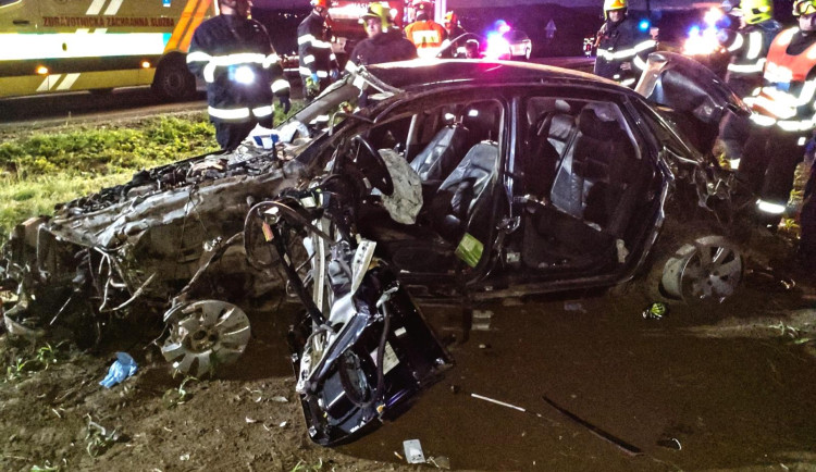 Jihomoravští hasiči v sobotu zasahovali u deseti nehod. Z příkopu vyprošťovali motorkáře po střetu s dodávkou