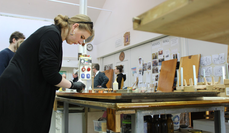Studenti restaurátorství zachraňují prvorepublikový nábytek z bytu na Hlinkách, který pamatuje zlatou éru Brna
