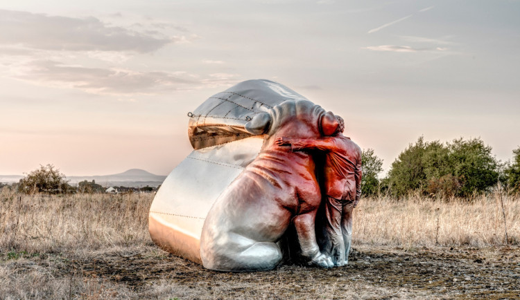 Umění s výhledem na Pálavu. Vrchol vinohradu na Břeclavsku zdobí tři sochy Lukáše Rittsteina