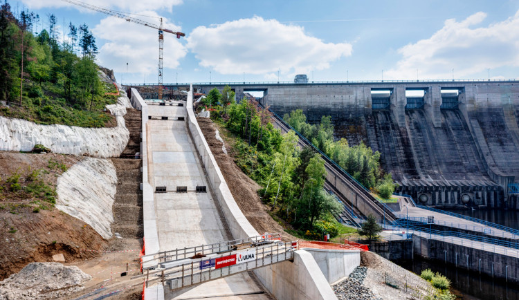 Výstavba bezpečnostního přelivu na Orlíku pokračuje, lidé si ho pletou se skokanským můstkem