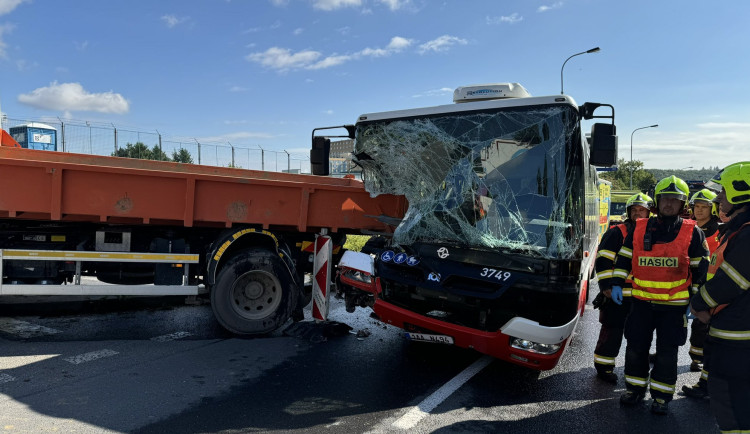 VIDEO: Střet autobusu s nákladním automobilem v Praze. Jedenáct zraněných odvezli do nemocnic