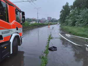 VIDEO: Déšť v Brně zatopil silnici. Lagunu odčerpávali hasiči