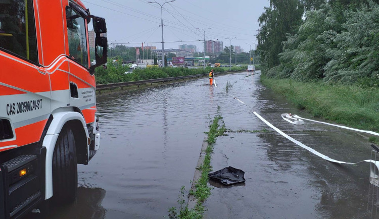 VIDEO: Déšť v Brně zatopil silnici. Lagunu odčerpávali hasiči