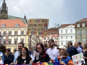 VIDEO: Brnem jdou stovky lidí v duhovém průvodu. Organizátoři čekají násilí ze strany odpůrců