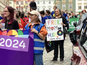 VIDEO: Brnem jdou stovky lidí v duhovém průvodu. Organizátoři čekají násilí ze strany odpůrců