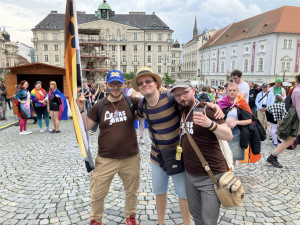 VIDEO: Brnem jdou stovky lidí v duhovém průvodu. Organizátoři čekají násilí ze strany odpůrců