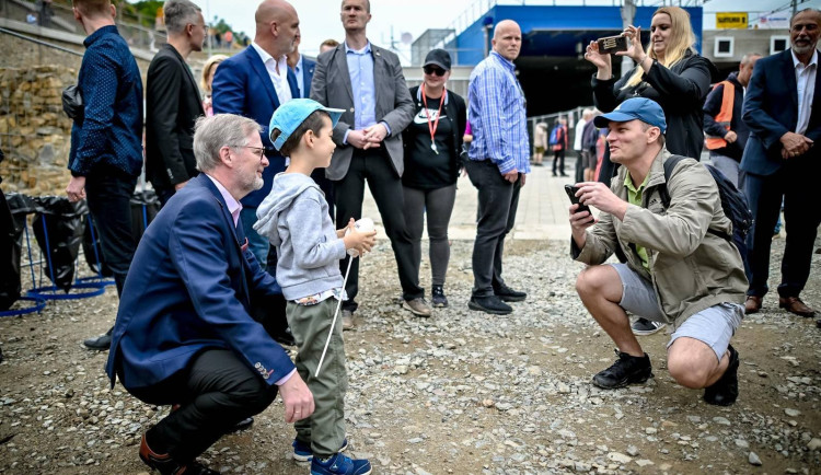 Na den otevřených dveří na stavbě na Žabovřeské dorazily stovky lidí včetně premiéra Fialy