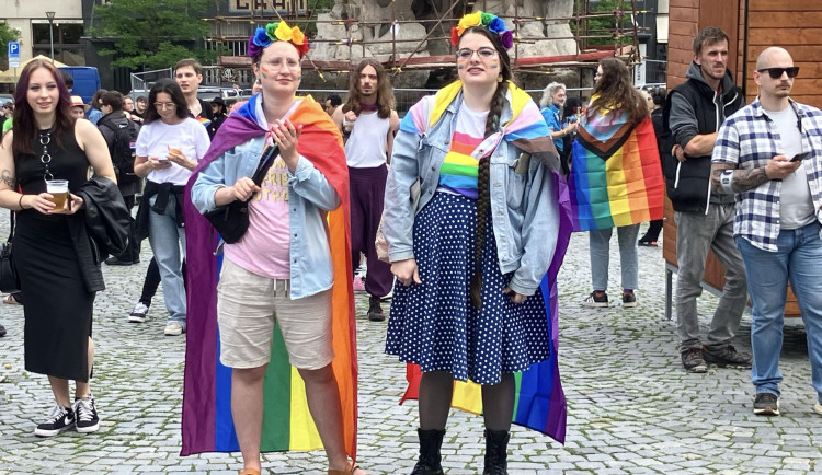 FOTOGALERIE: Duhové vlajky i objetí od mámy. Brnem prošel průvod oslavující queer komunitu