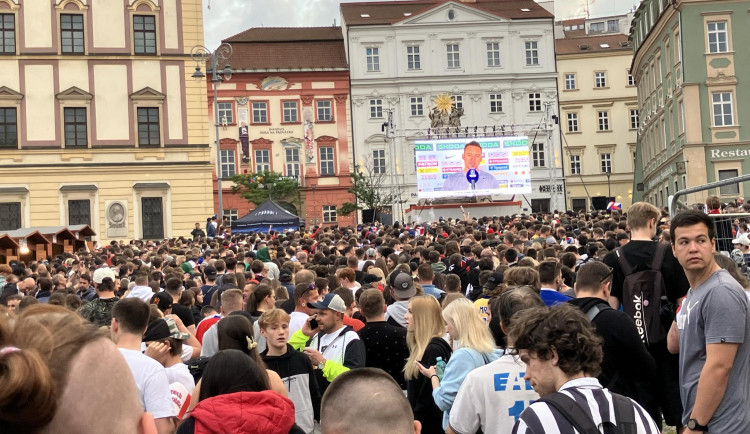 VIDEO: Tisíce lidí v centru Brna fandí českým hokejistům ve finále mistrovství světa