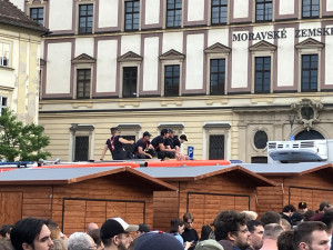 VIDEO: Tisíce lidí v centru Brna fandí českým hokejistům ve finále mistrovství světa