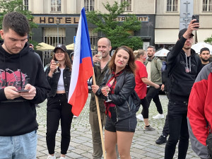 VIDEO: Tisíce lidí v centru Brna fandí českým hokejistům ve finále mistrovství světa