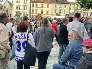 VIDEO: Tisíce lidí v centru Brna fandí českým hokejistům ve finále mistrovství světa