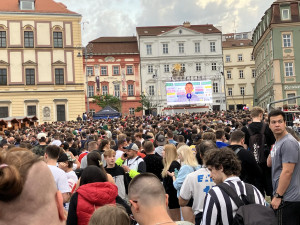 VIDEO: Tisíce lidí v centru Brna fandí českým hokejistům ve finále mistrovství světa
