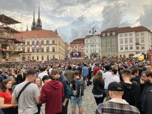 VIDEO: Tisíce lidí v centru Brna fandí českým hokejistům ve finále mistrovství světa