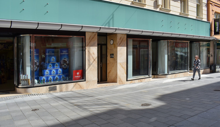 Výloha domu v centru Brna dostala zpátky svůj původní funkcionalistický vzhled